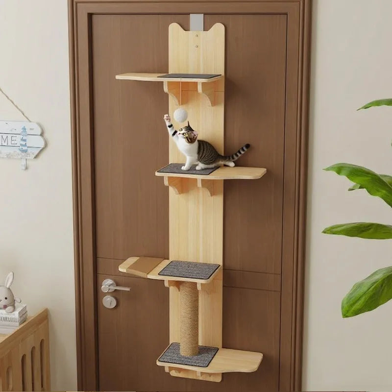 Grimpeur 4 niveaux suspendu sur la porte