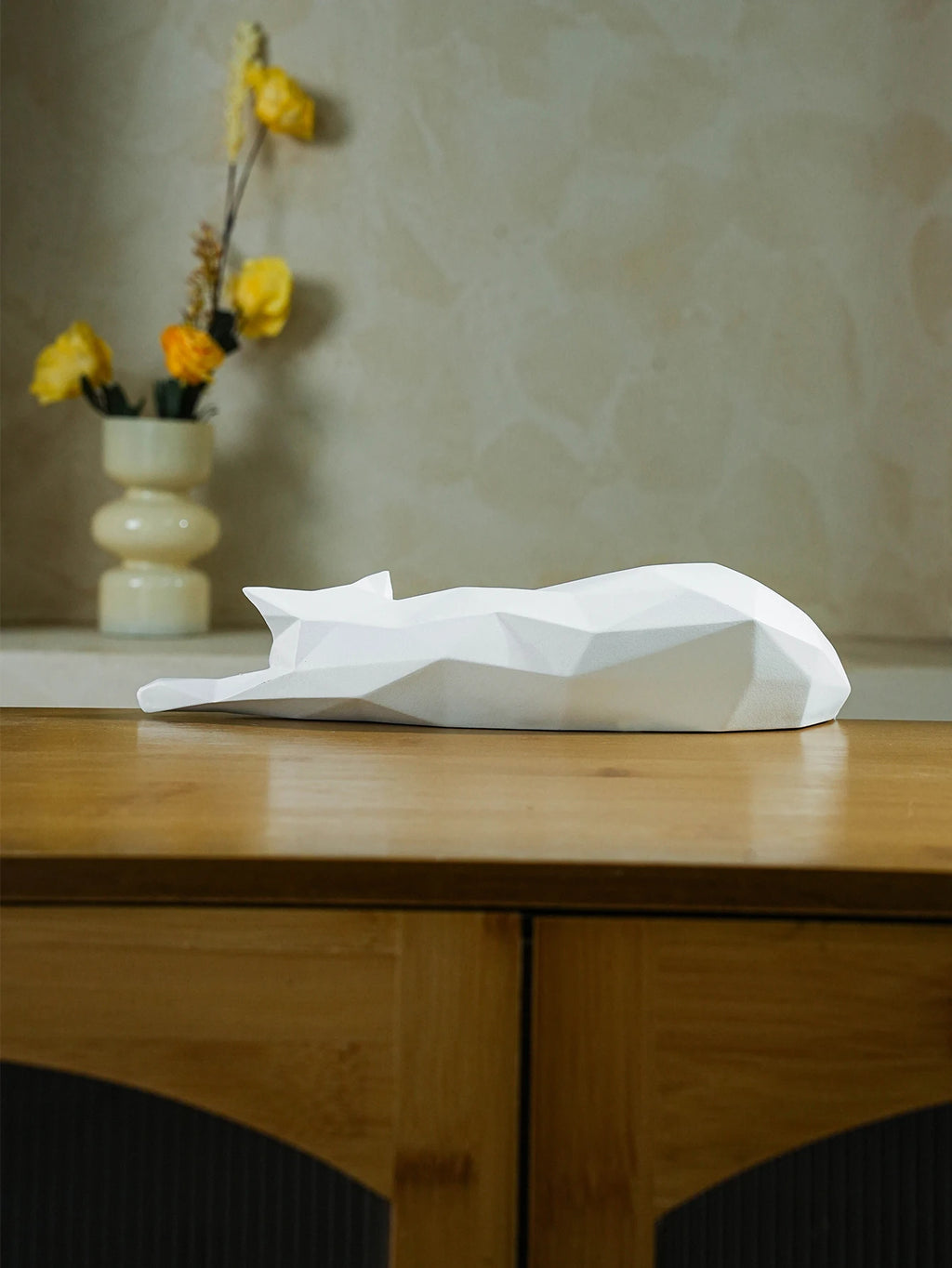 Statue de chat géométrique moderne